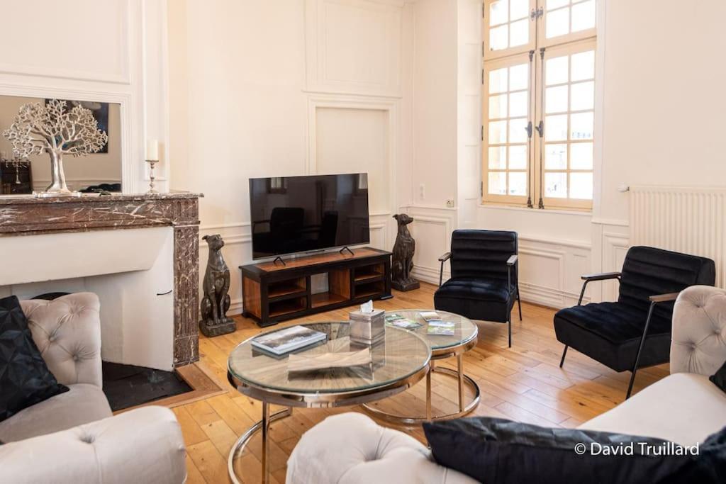 Suites Mana - Matahina Avec Vue Superbe Sur La Place Ducale Et Parking Prive Inclus Charleville-Mézières Exterior foto