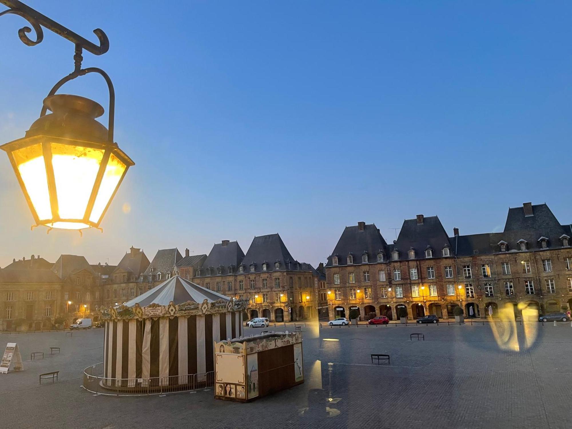 Suites Mana - Matahina Avec Vue Superbe Sur La Place Ducale Et Parking Prive Inclus Charleville-Mézières Exterior foto